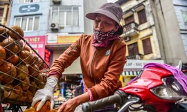 'Hốt bạc' nhờ vắt nước cam trên phố Hà Nội thời dịch Covid-19