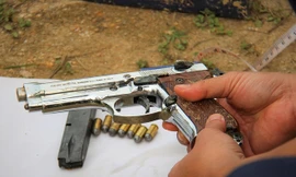 Một thanh niên dùng súng tự bắn vào đầu