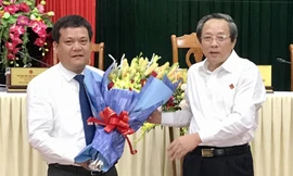 Tân Phó chủ tịch UBND tỉnh Quảng Bình Trần Phong (bìa trái). Ảnh: Thông tấn xã Việt Nam