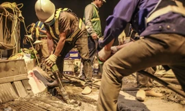 Công nhân 'trắng đêm' sửa chữa mặt cầu Vĩnh Tuy