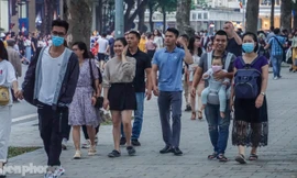 Người dân Hà Nội đổ lên phố đi bộ hưởng se lạnh cuối thu