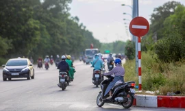 Xe máy nối đuôi nhau đi ngược chiều trên Đại lộ Thăng Long