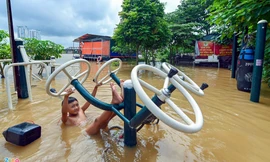 Nước sông Hồng dâng cao, người dân gặp khó