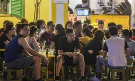 Vườn hoa tràn lan trà đá, quán xá phớt lờ cự ly