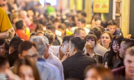 Giữa 'điểm nóng' Covid -19, phố Tây Tạ Hiện vẫn nhộn nhịp cuối tuần