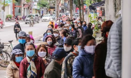 Khan hàng khẩu trang, dân Hà Nội lại xếp hàng dài mua như thời bao cấp
