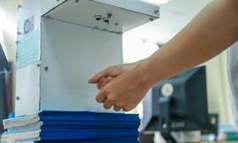 Phòng Covid-19, sinh viên Bách Khoa chế thành công máy rửa tay diệt khuẩn tự động 