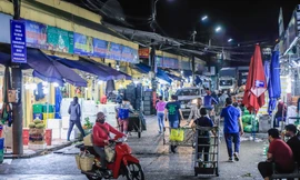 Chợ đêm Hà Nội sau 'cách ly': Nơi nhộn nhịp, nơi vắng ngắt