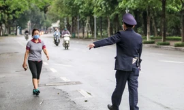 Hà Nội vắng lặng, nhiều người không thuộc diện được ra đường bị nhắc nhở