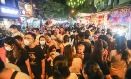 Chôn chân giữa 'biển người' đi chơi Trung thu trên phố Hàng Mã 