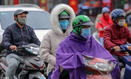 Trời rét đậm đột ngột, người Hà Nội co ro trong nhiều lớp áo