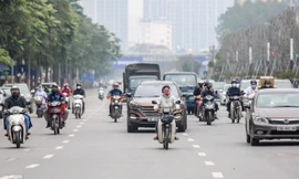 Giữa 'cách ly toàn xã hội', xe cộ đầy đường phố Thủ đô