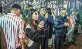 Người dân Thủ đô tấp nập đến chùa ngay sau khoảnh khắc giao thừa