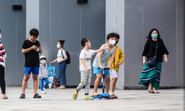 Khu người Hàn ở Hà Nội đông người chơi, tập thể dục bất chấp 'cách ly toàn xã hội'