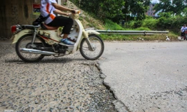 Hầm chui nhếch nhác, chằng chịt ổ gà trên đường gom Đại lộ Thăng Long 