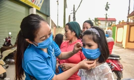 Chủ xưởng áo mưa sản xuất 4 vạn khẩu trang phát miễn phí cho học sinh 