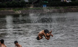 Nhào lộn nguy hiểm dưới hồ Linh Đàm ngó lơ lệnh cấm