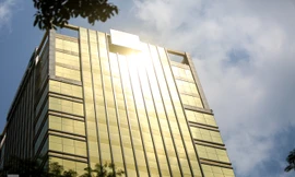 Hà Nội xuất hiện cao ốc 'dát vàng' gây chói lóa trong ngày hè oi bức