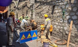 Bắt đầu đục thông tiếp 5 vòm cầu đá ‘trăm tuổi’ trên phố Phùng Hưng