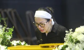 Khóc nghẹn cảnh 'người đầu bạc tiễn kẻ đầu xanh' tại tang lễ MC Diệu Linh