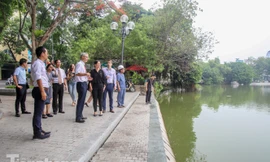 Đại sứ Pháp ‘mục sở thị’ công trình cải tạo, chỉnh trang hồ Hoàn Kiếm