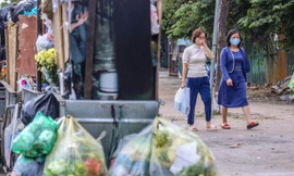 Gần Tết Dương lịch, nhiều tuyến phố Hà Nội lại ngập rác