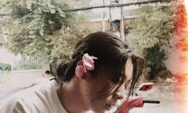 Góc nghiêng lãng tử của chàng trai Đắk Lắk có mái tóc dài