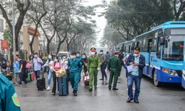 Hết hạn cách ly, hàng trăm người phấn khởi về nhà bằng xe buýt