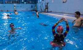 Nắng nóng 'bỏng da', người dân tìm đến các bể bơi, hồ bơi giải nhiệt