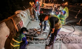 Xuyên đêm sửa khe co giãn đường vành đai 3 trên cao ở Hà Nội