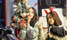 Ngắm những 'bóng hồng' xinh đẹp trong đêm Giáng sinh ở phố Hàng Mã