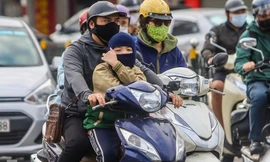 Người dân Hà Nội co ro trong gió lạnh đầu mùa