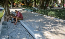 Diện mạo Hồ Gươm ra sao sau khi kè bê tông trường tồn, lát đá hoa cương?