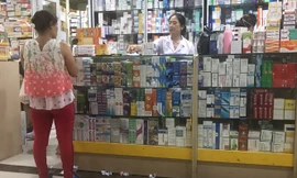 Dân 'mỏi mắt' tìm mua khẩu trang y tế ở chợ thuốc lớn nhất Hà Nội