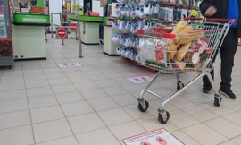 Siêu thị ở Hà Nội dán miếng dấu chân, giữ khoảng cách tối thiểu 2m 
