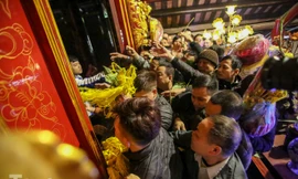 Cảnh tranh cướp lộc hoa tre tái diễn, bàn lễ bị xô đổ ở hội Gióng