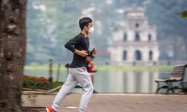 'Thời' virus corona, dân Hà thành đeo khẩu trang tập thể dục