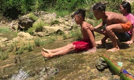 Nín thở xem trẻ em vùng cao trượt thác nước mạo hiểm giữa hè nắng nóng