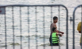 Đông đúc người hóng gió, vượt rào tắm giải nhiệt ở Hồ Tây