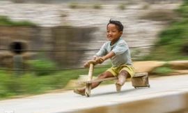 Nín thở thú trượt xe tự chế của các ‘tay đua nhí’ vùng cao