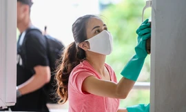 Thầy cô, phụ huynh tận tay tỉ mỉ dọn vệ sinh trường lớp