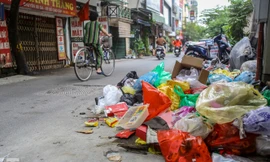 Công nhân trở lại dọn dẹp, nhiều phố Hà Nội vẫn chất đầy rác