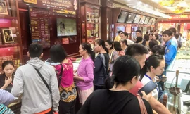 Giá vàng liên tục 'đảo điên', cửa hàng vàng chen chúc người mua kẻ bán
