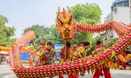 Mê mẩn ngắm ‘rồng bay’ trên phố đi bộ Hồ Gươm