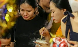 ‘Hốt bạc’ nhờ bán kem nhả khói độc đáo mùa Trung thu Hà Nội