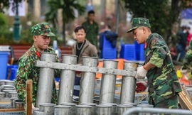 Tận thấy trận địa pháo hoa bên Hồ Tây trước giờ khai hỏa