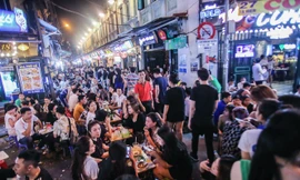 'Phố không ngủ' nhộn nhịp trở lại sau 'kỳ nghỉ COVID-19'