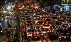 Đường phố Hà Nội đông nghẹt sau mưa tầm tã nhiều giờ