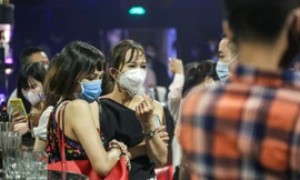 Nghìn người chen chân vào vũ trường ở 'phố Tây' Tạ Hiện