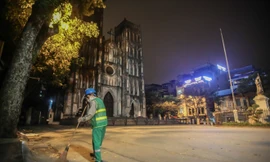 Phố phường Hà Nội 'ngủ đông' giữa dịch COVID-19